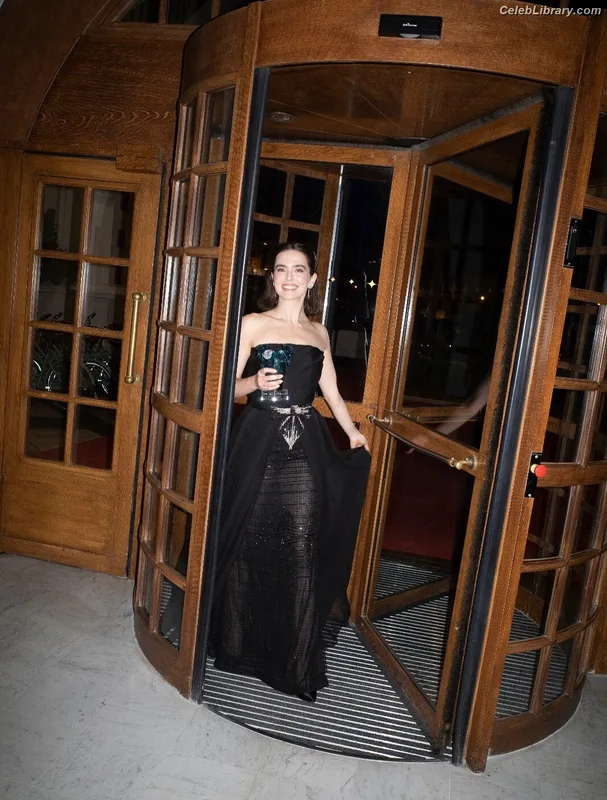 Zoey Deutch photo 8 of 1461