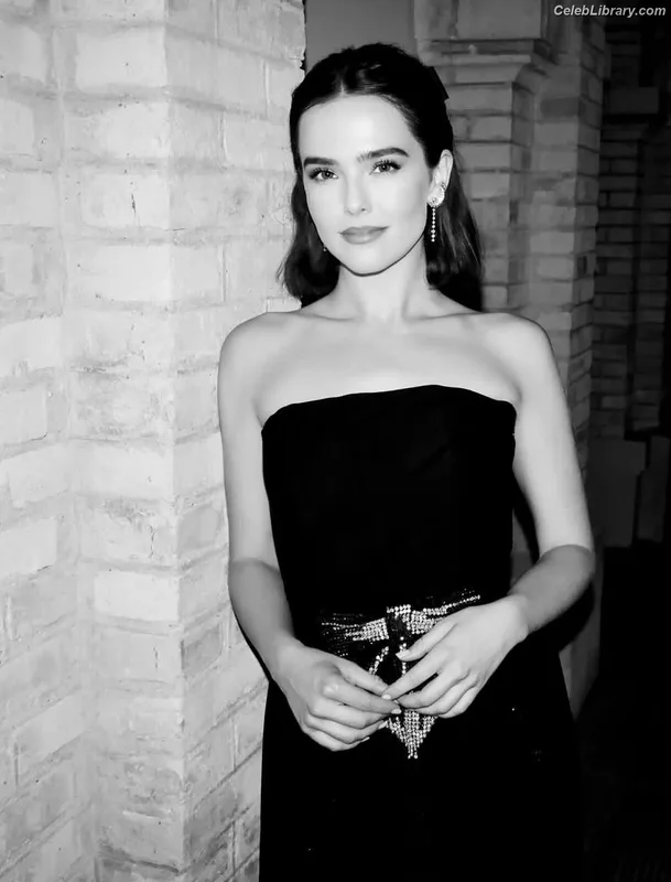Zoey Deutch photo 9 of 1461