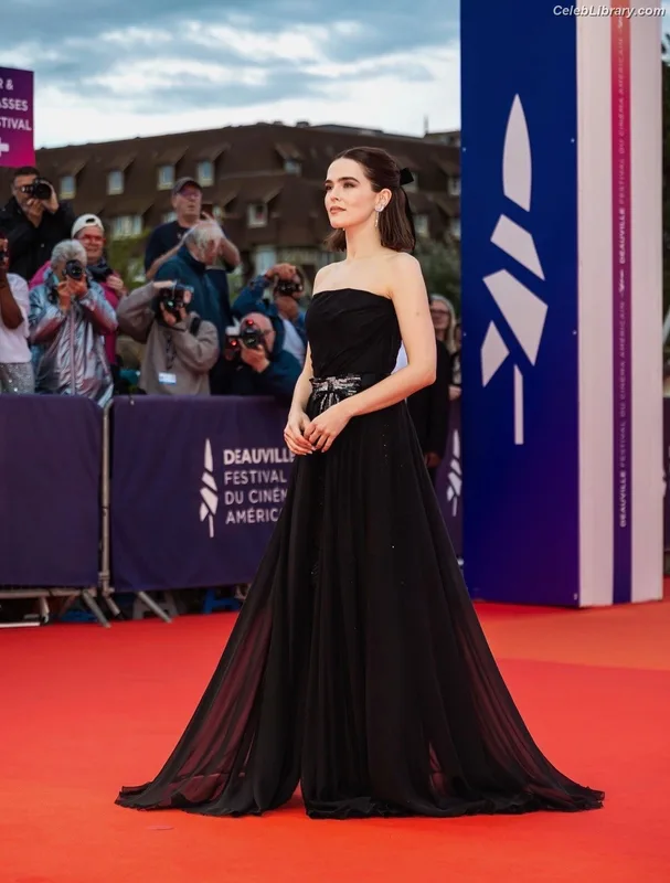 Zoey Deutch photo 11 of 1461
