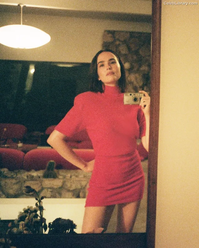 Zoey Deutch photo 21 of 1461