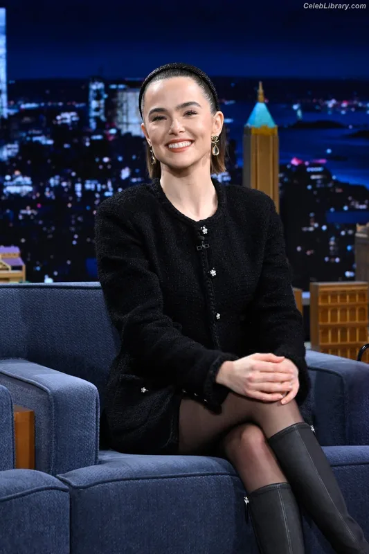Zoey Deutch photo 5 of 1461