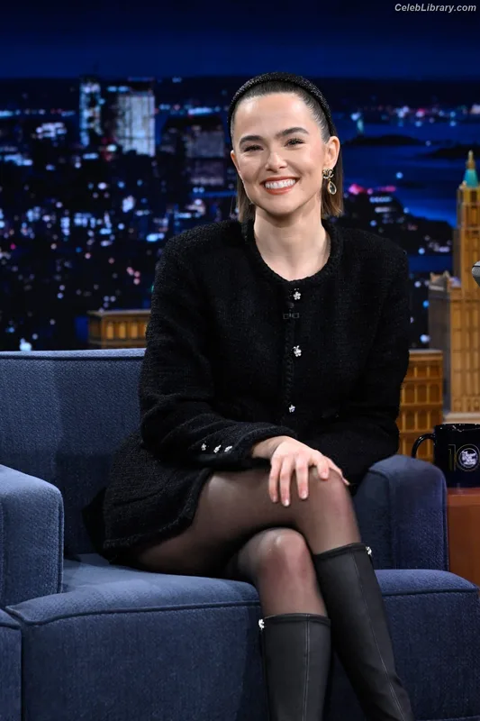 Zoey Deutch photo 8 of 1461
