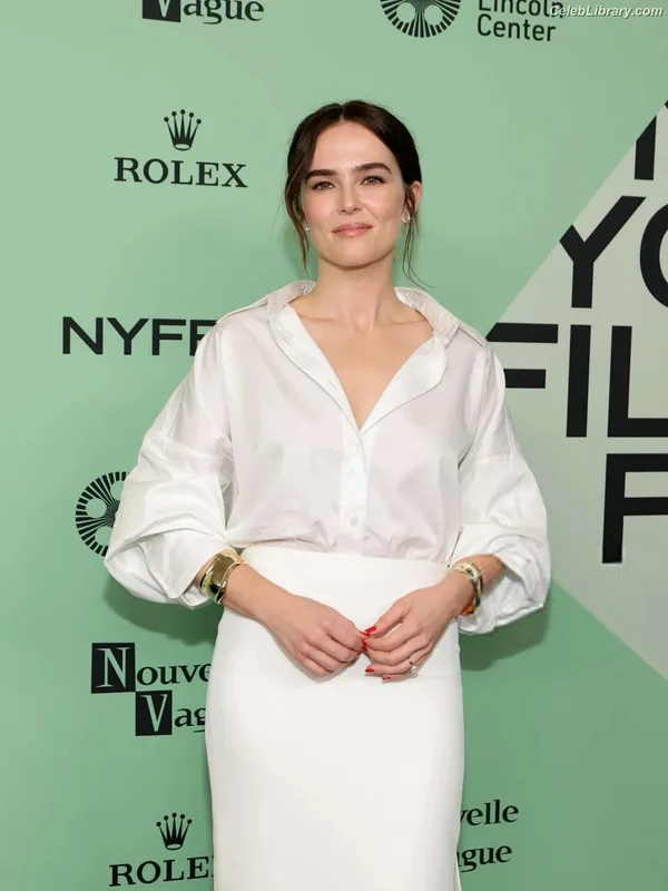 Zoey Deutch photo 22 of 1461