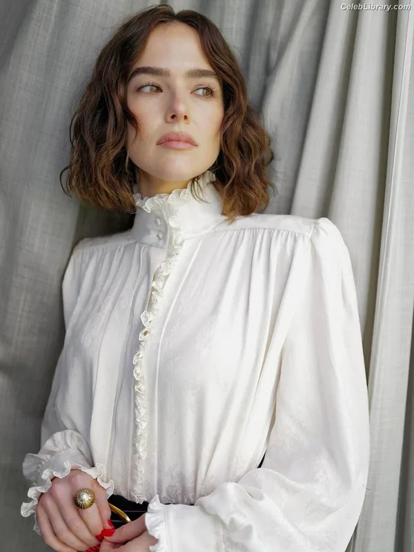 Zoey Deutch photo 9 of 1461