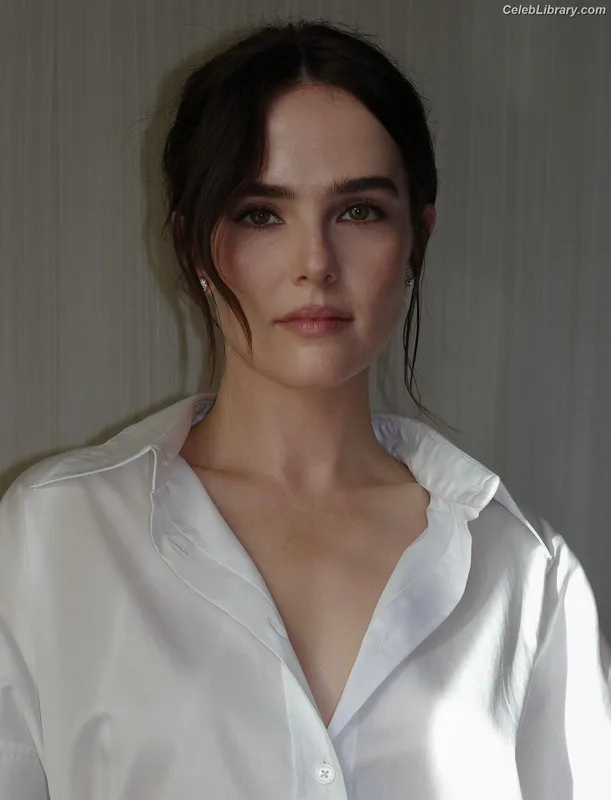 Zoey Deutch photo 10 of 1461