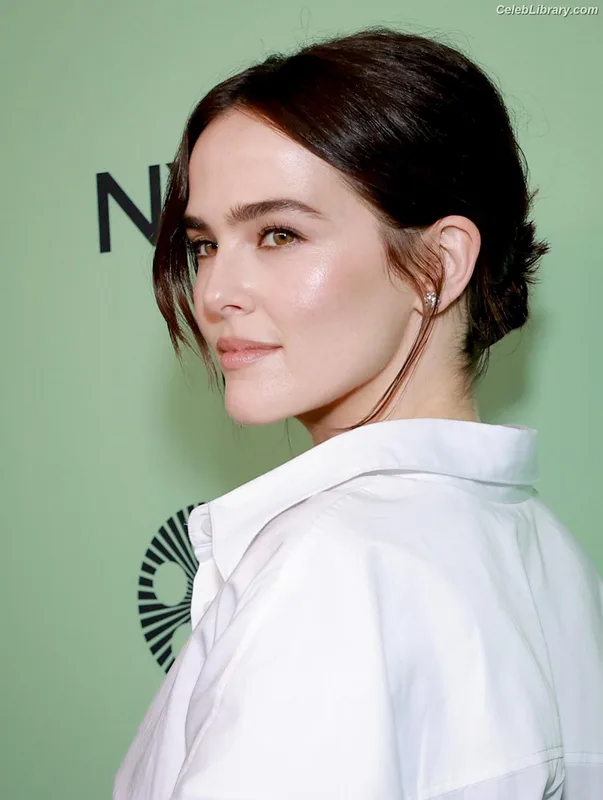 Zoey Deutch photo 11 of 1461