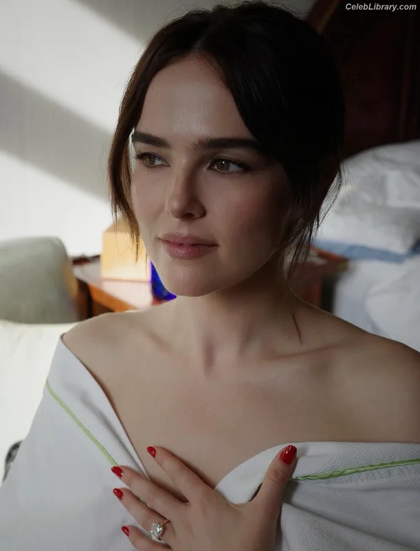 Zoey Deutch photo 17 of 1461