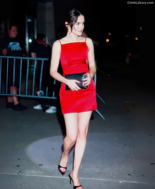 Zoey Deutch photo 19 of 1461