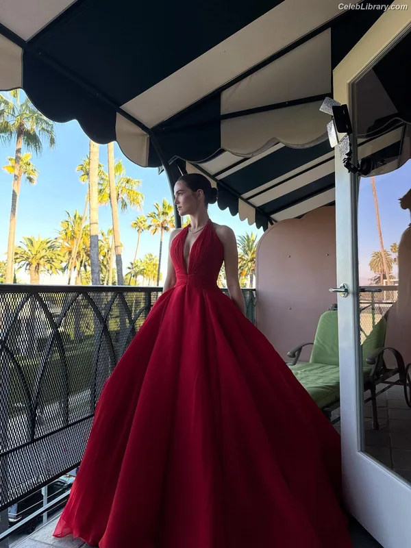 Zoey Deutch photo 8 of 1461
