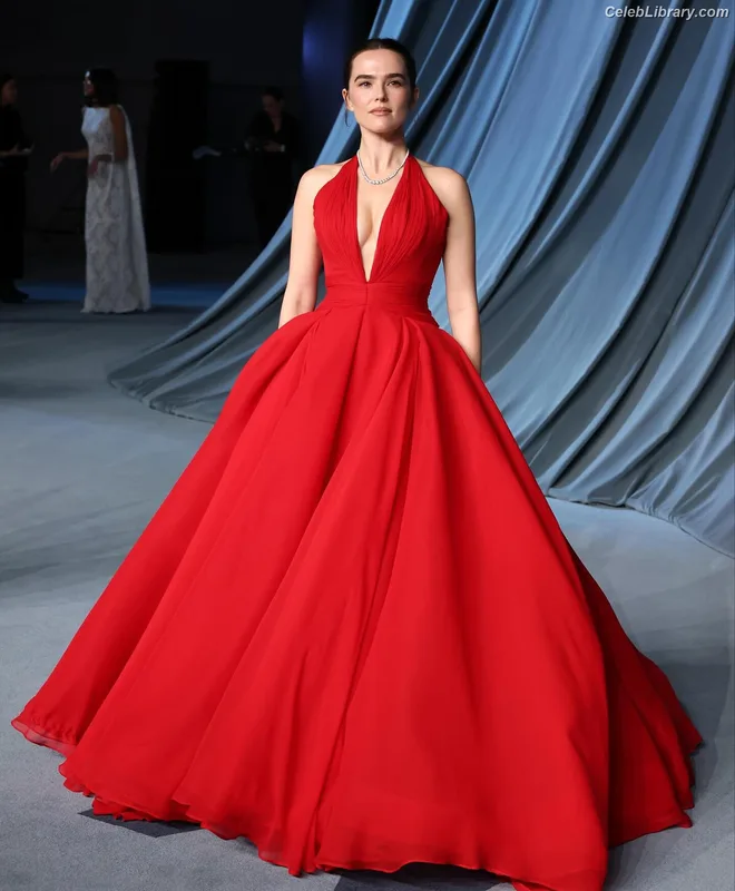 Zoey Deutch photo 11 of 1461