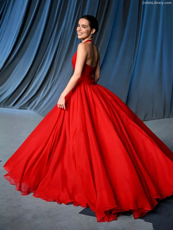 Zoey Deutch photo 16 of 1461
