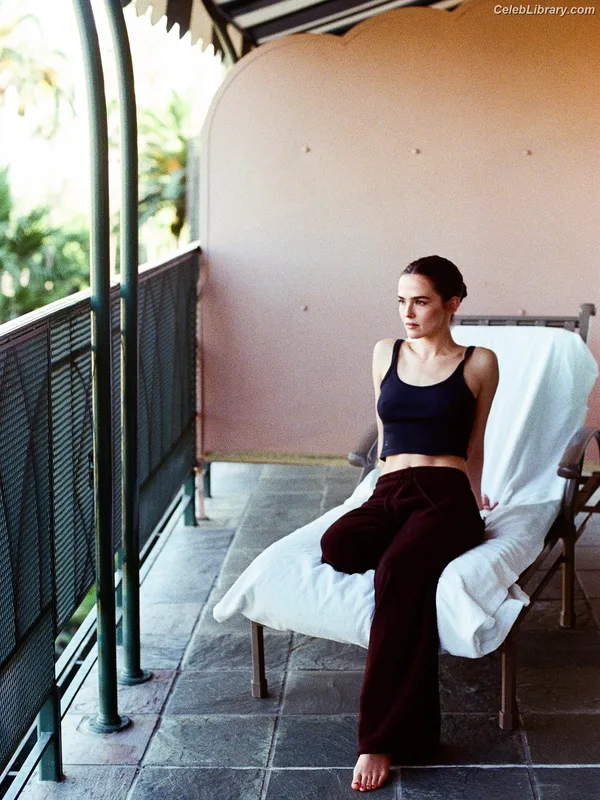 Zoey Deutch photo 20 of 1461