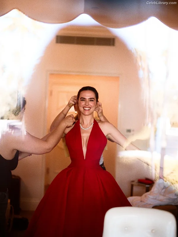 Zoey Deutch photo 22 of 1461