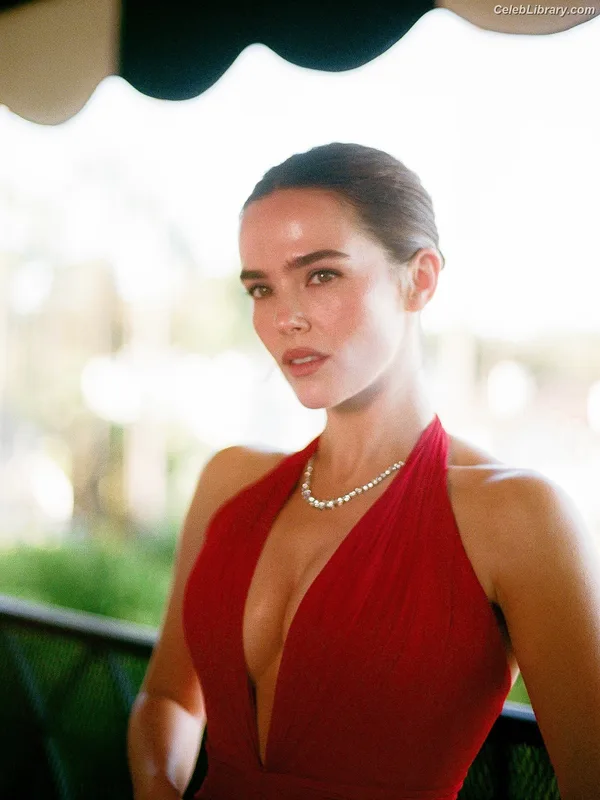 Zoey Deutch photo 23 of 1461