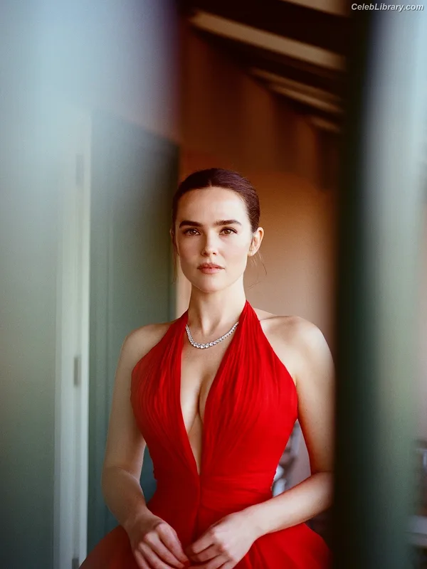 Zoey Deutch photo 1 of 1461