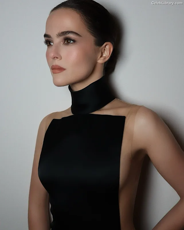 Zoey Deutch photo 9 of 1461