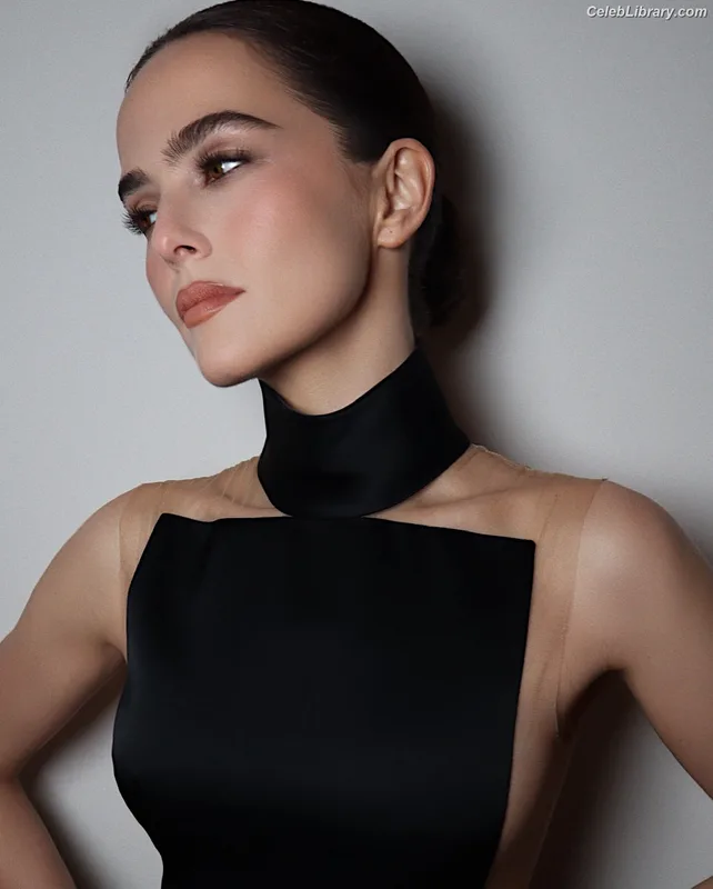 Zoey Deutch photo 12 of 1461
