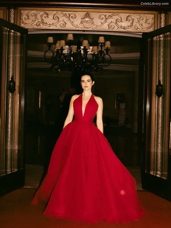 Zoey Deutch photo 14 of 1461