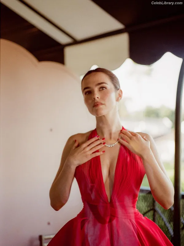 Zoey Deutch photo 16 of 1461