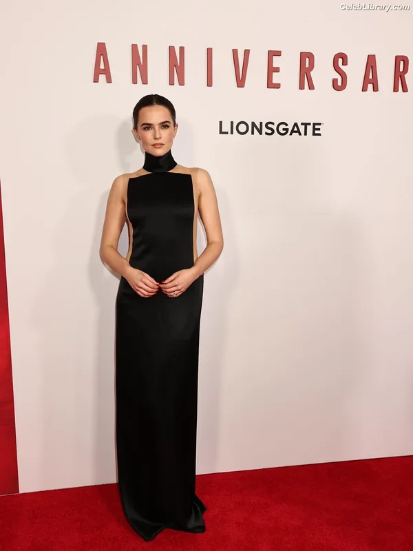 Zoey Deutch photo 5 of 1461