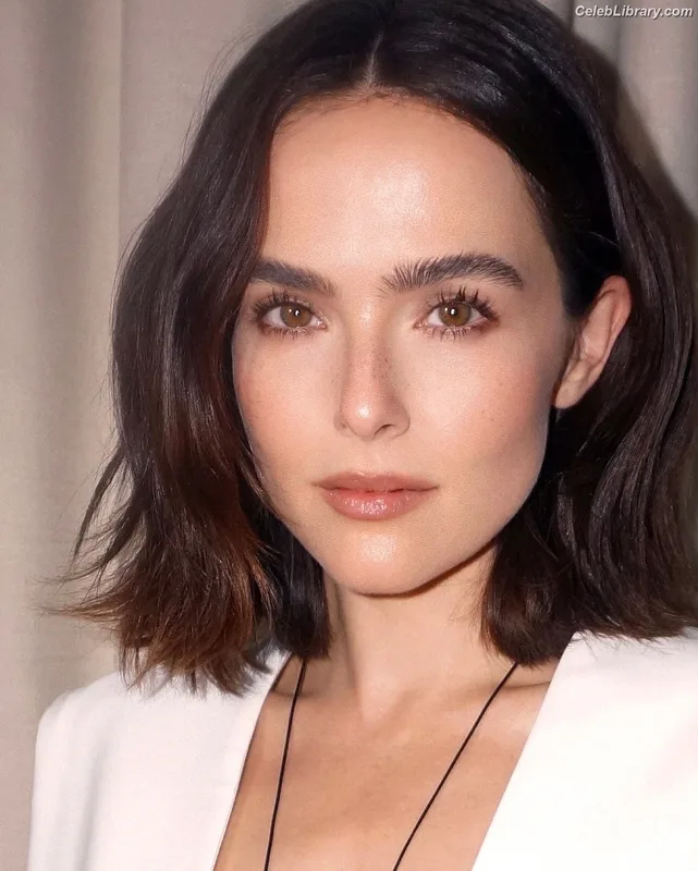 Zoey Deutch photo 10 of 1461