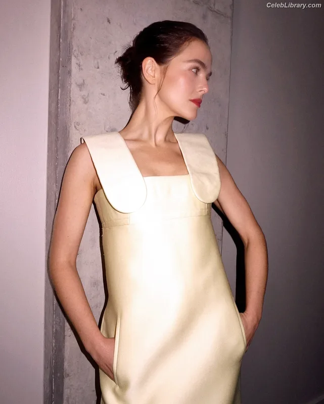 Zoey Deutch photo 12 of 1461