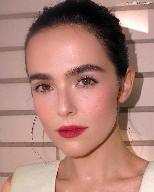 Zoey Deutch photo 13 of 1461