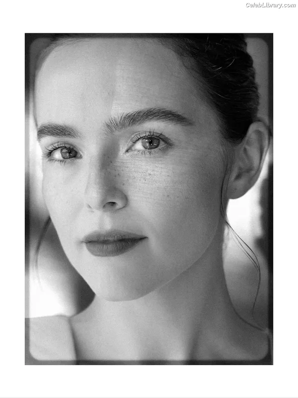Zoey Deutch photo 16 of 1461