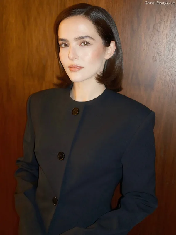 Zoey Deutch photo 18 of 1461