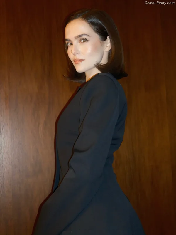 Zoey Deutch photo 21 of 1461