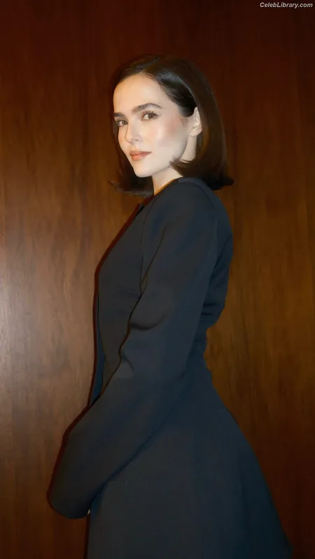 Zoey Deutch photo 22 of 1461