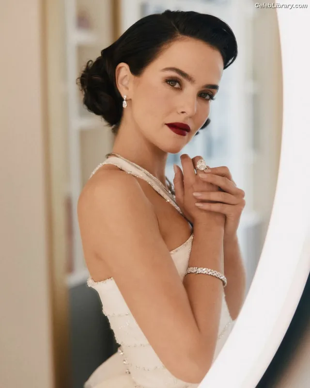 Zoey Deutch photo 19 of 1461
