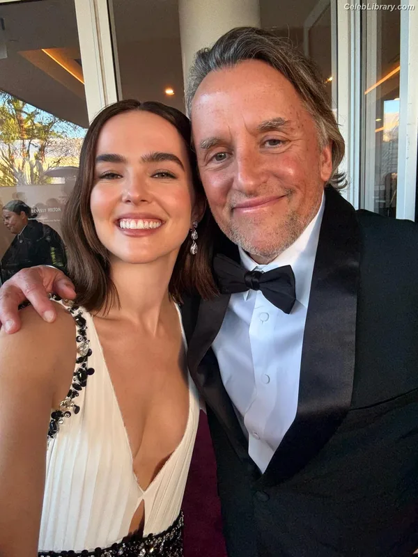 Zoey Deutch photo 21 of 1461