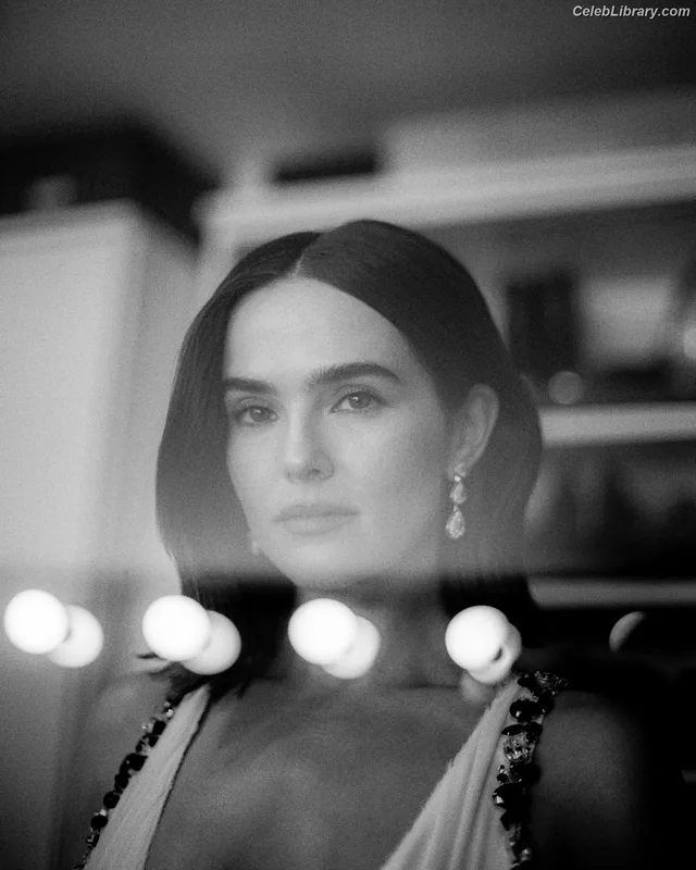 Zoey Deutch photo 7 of 1461