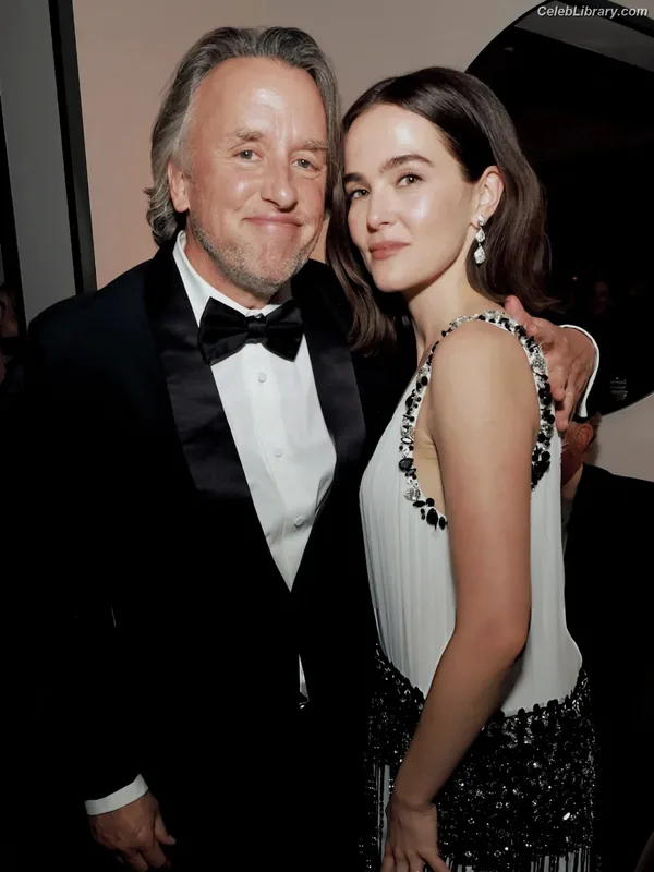 Zoey Deutch photo 8 of 1461