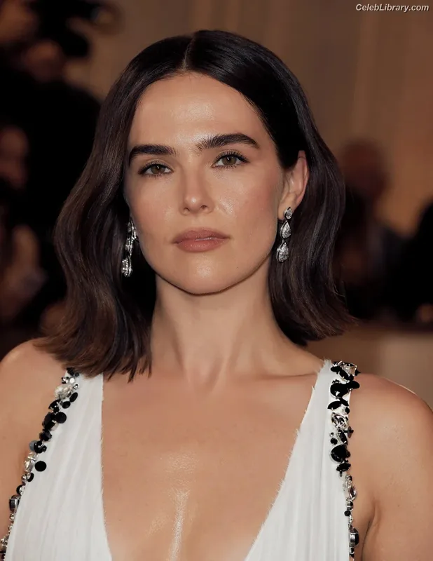 Zoey Deutch photo 10 of 1461