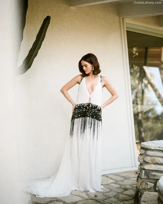 Zoey Deutch photo 14 of 1461
