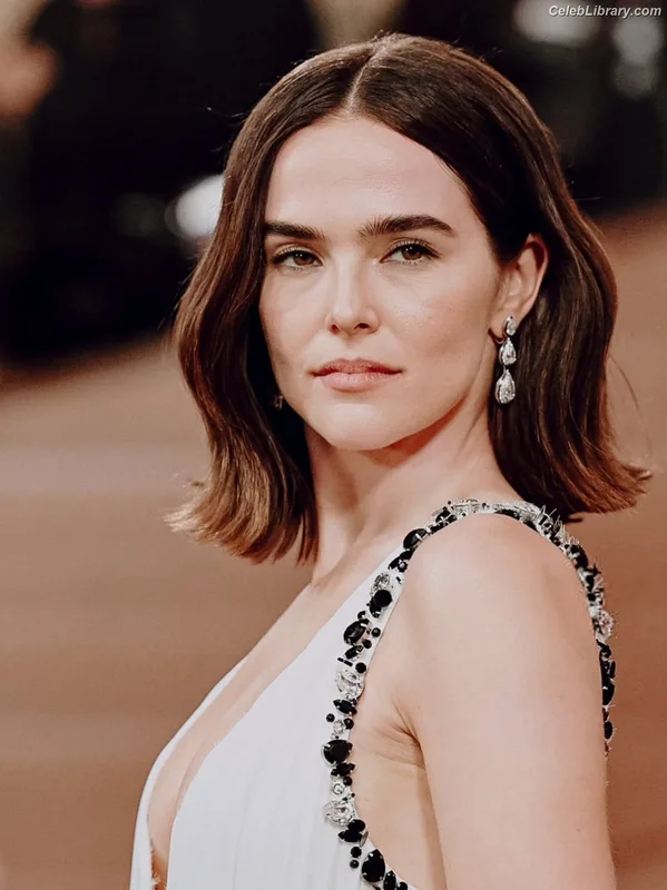 Zoey Deutch photo 21 of 1461
