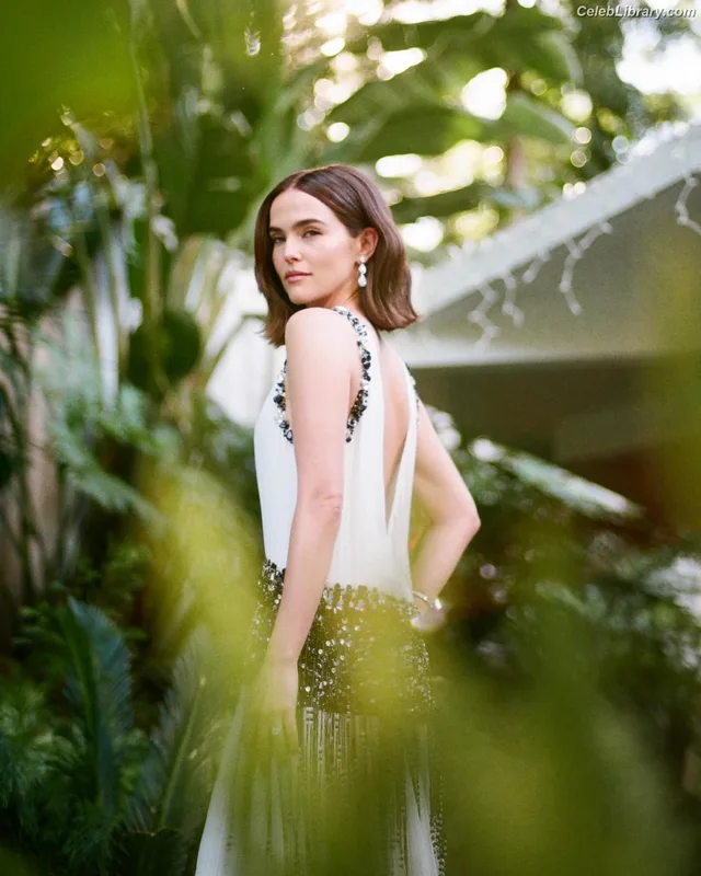 Zoey Deutch photo 3 of 1461