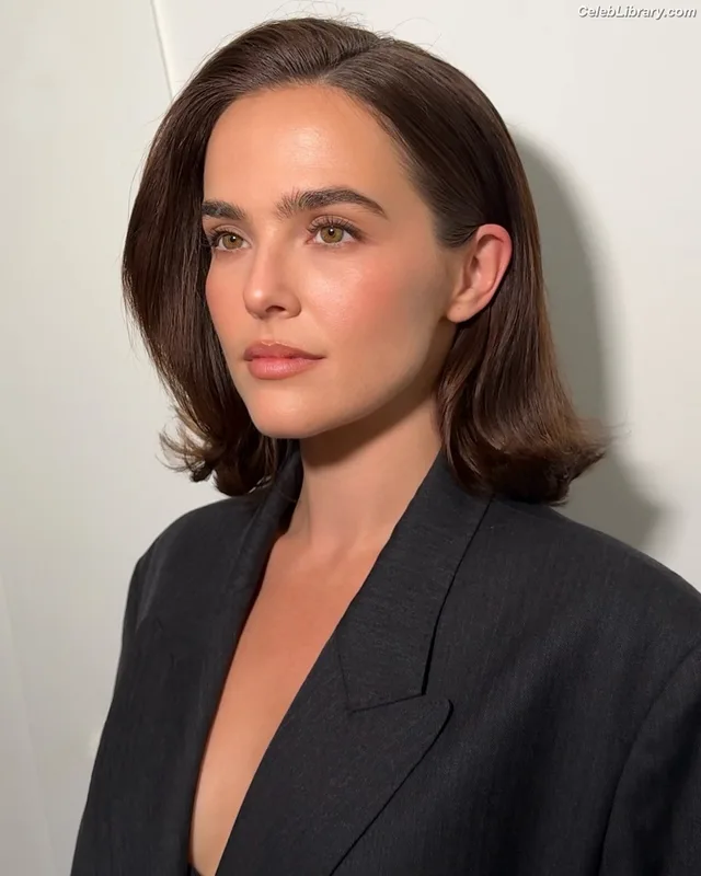 Zoey Deutch photo 10 of 1461