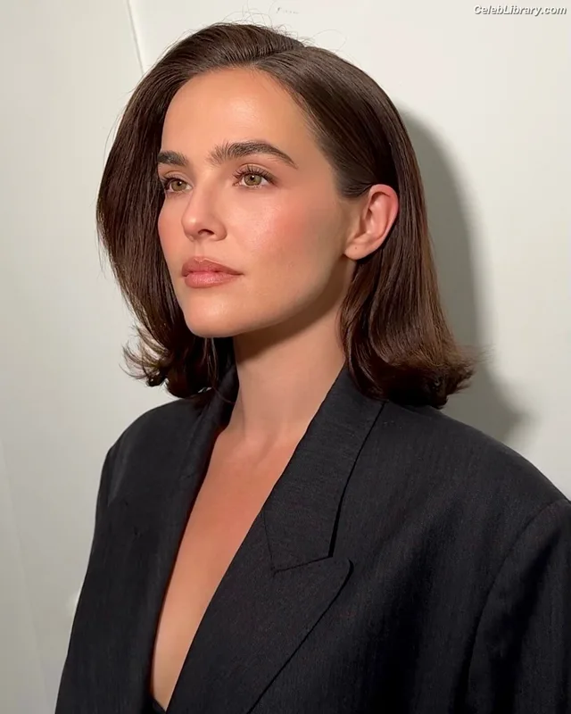Zoey Deutch photo 11 of 1461