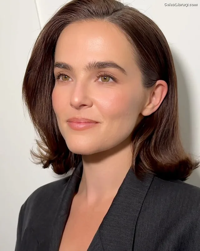 Zoey Deutch photo 12 of 1461