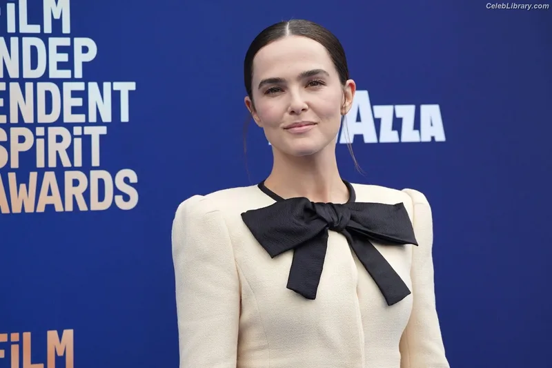 Zoey Deutch photo 4 of 1461