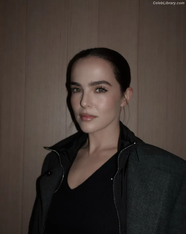 Zoey Deutch photo 9 of 1461