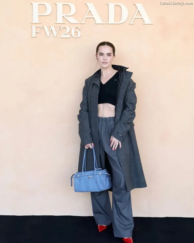 Zoey Deutch photo 10 of 1461