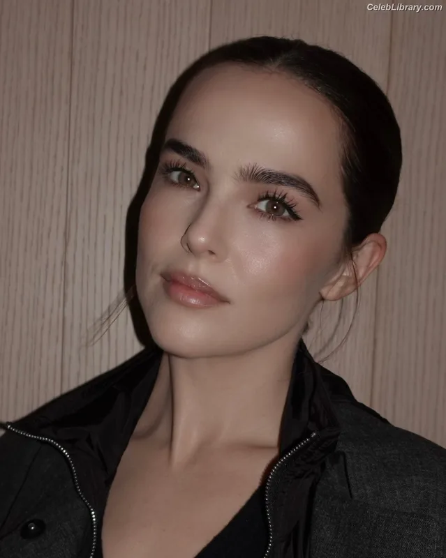Zoey Deutch photo 13 of 1461