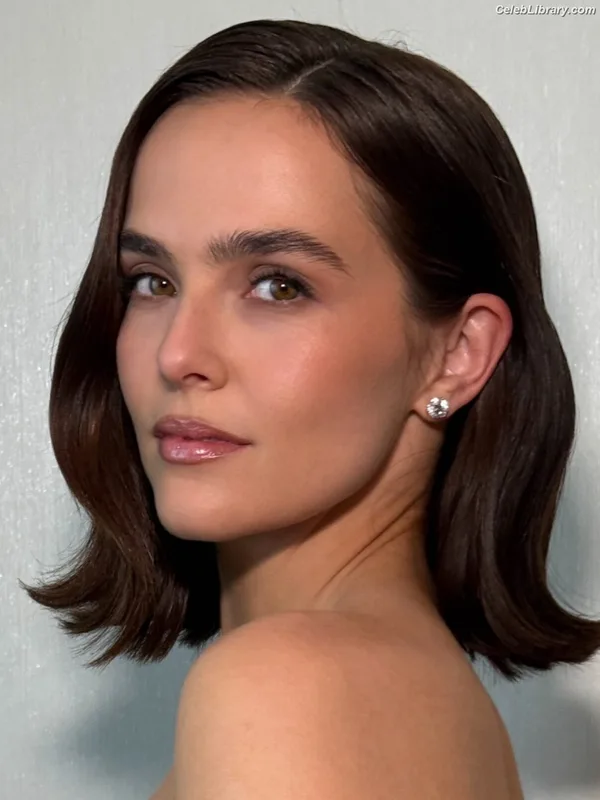 Zoey Deutch photo 5 of 1461