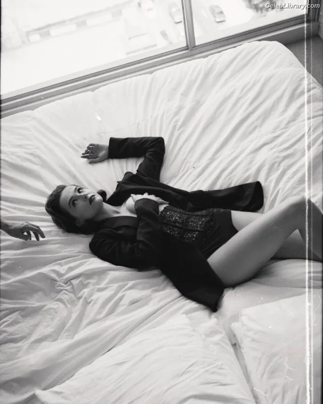 Zoey Deutch photo 5 of 1461