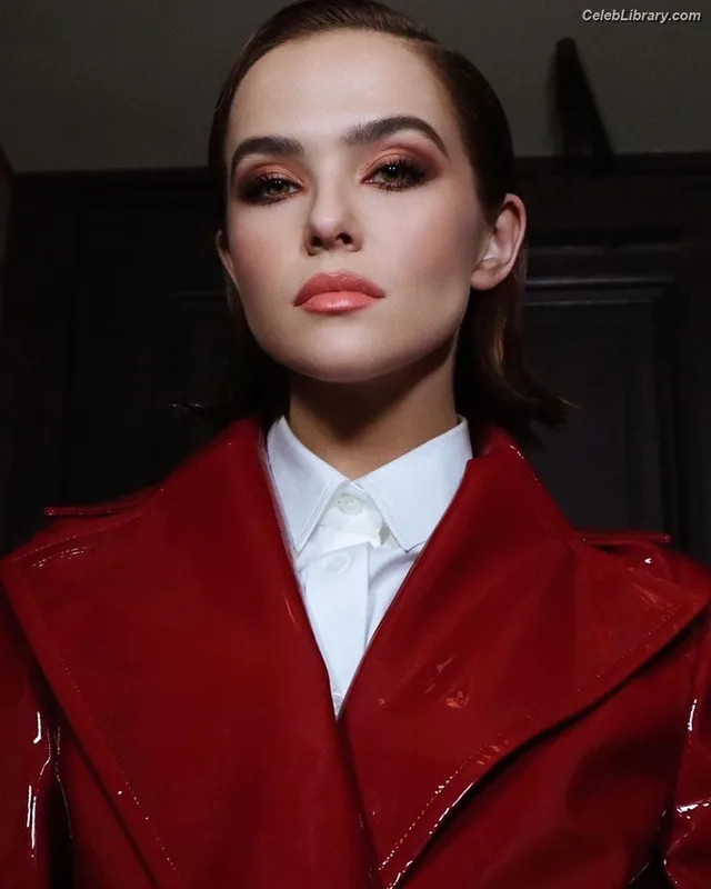 Zoey Deutch photo 18 of 1461