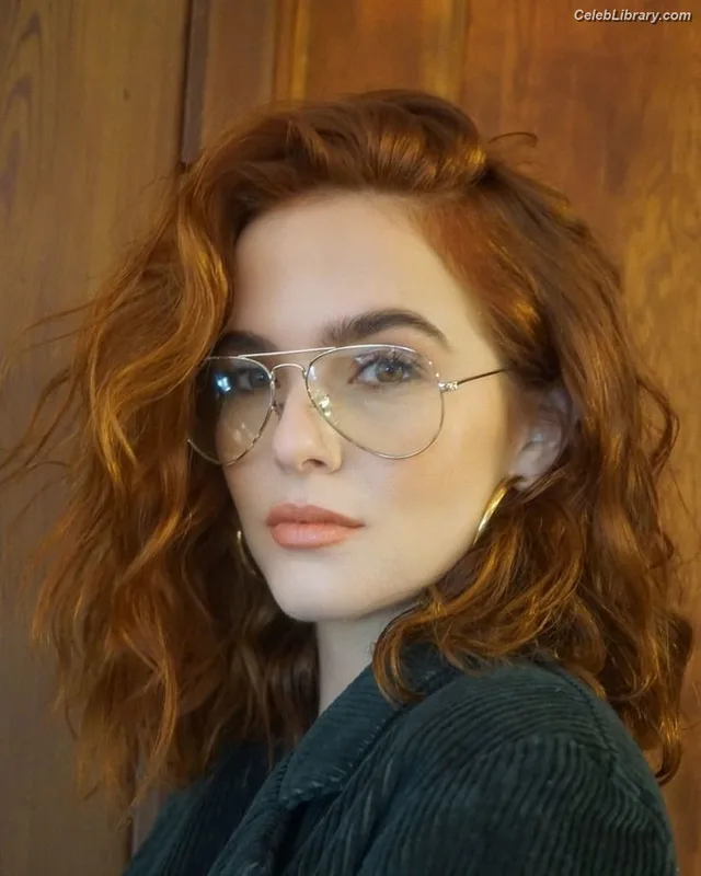 Zoey Deutch photo 4 of 1461